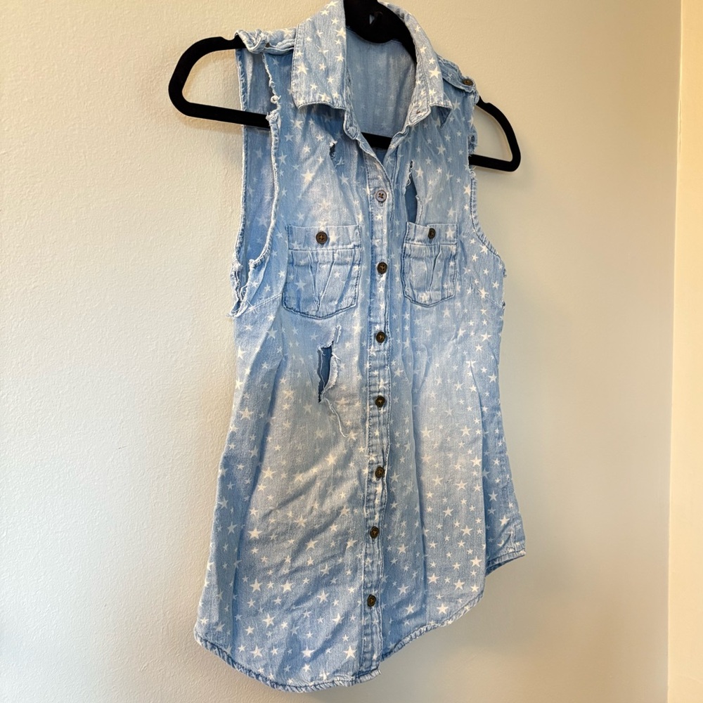 lei | Distressed Sleeveless Button Down with Stars | Size Small - Picture 2 of 7